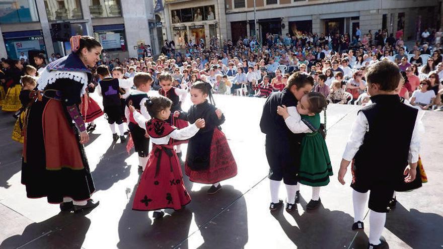 Los niños se apuntan al baile tradicional