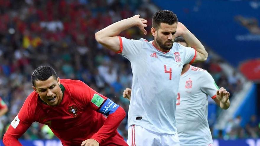 Cristiano Ronaldo y Nacho, en la jugada del penalti que supuso el 1-0.