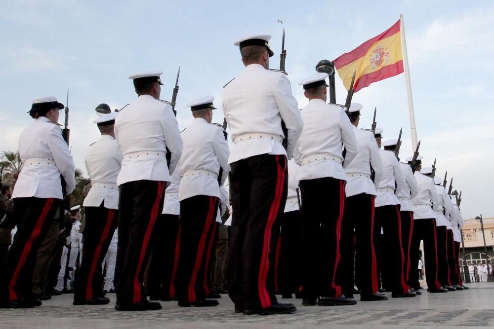 Acto solemne de arriado de bandera por el Día de las Fuerzas Armadas