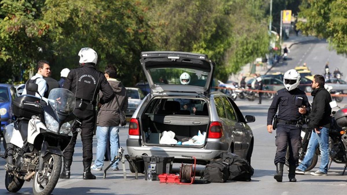 La policía acordona la zona en la que han sido detenidos dos sospechosos de enviar paquetes bomba a embajadas extranjeras, hoy, en Atenas.