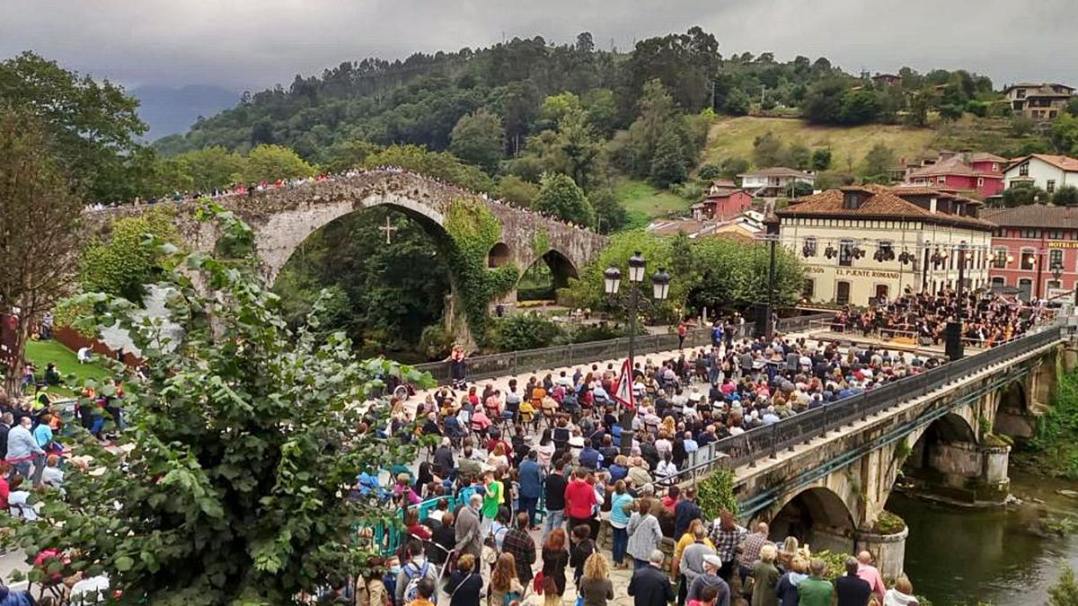 El escenario de la orquesta, al fondo, con numeroso público, incluso en el puente “romano”. | M. Villoria |  M. V.