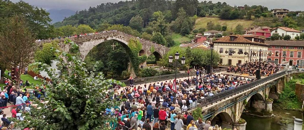 Cangas de Onís vibra con la interpretación de la OSPA  y la banda de gaitas de la obra de Ramón Prada