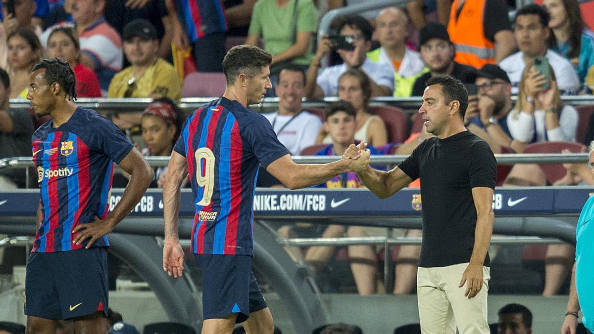 Xavi felicita a Lewandowski, que se retira del campo durante el Gamper mientras Koundé espera para entrar.