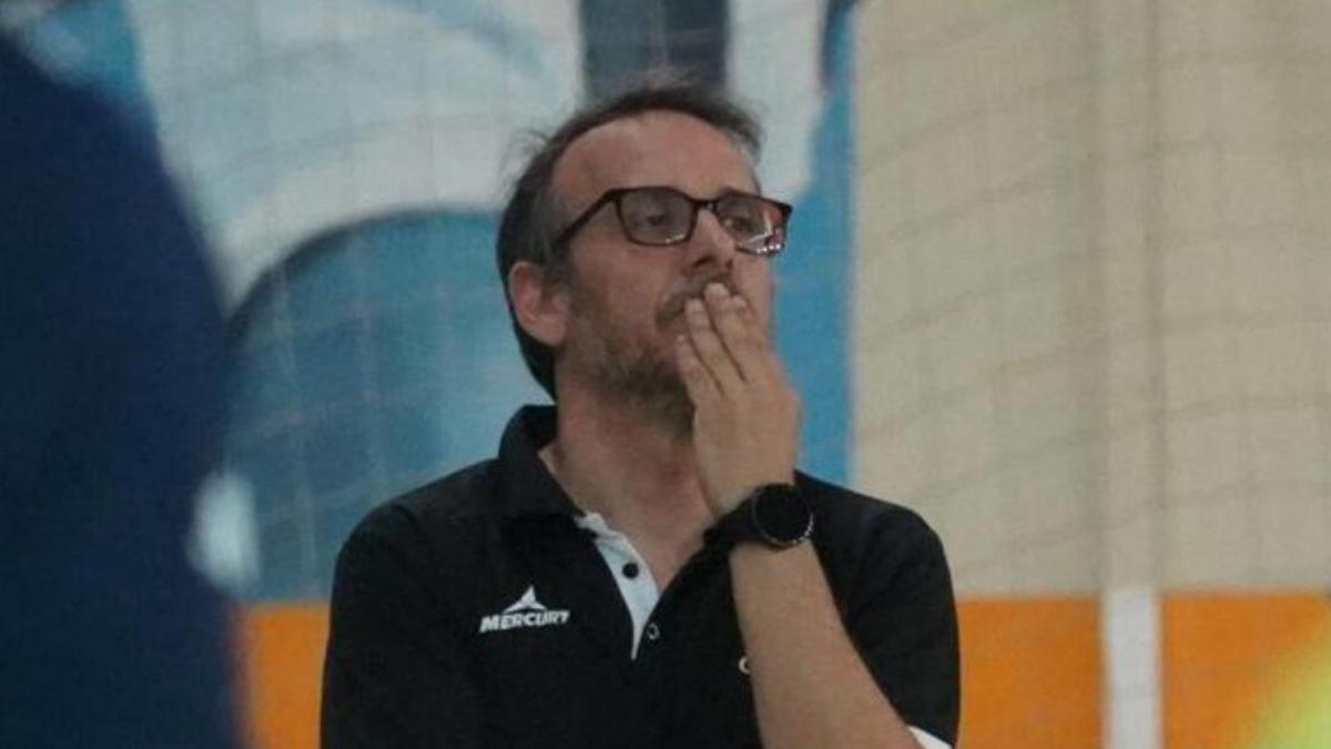 Félix Mojón, cariacontecido durante el duelo de ayer. | JOSÉ LUIS FERNÁNDEZ