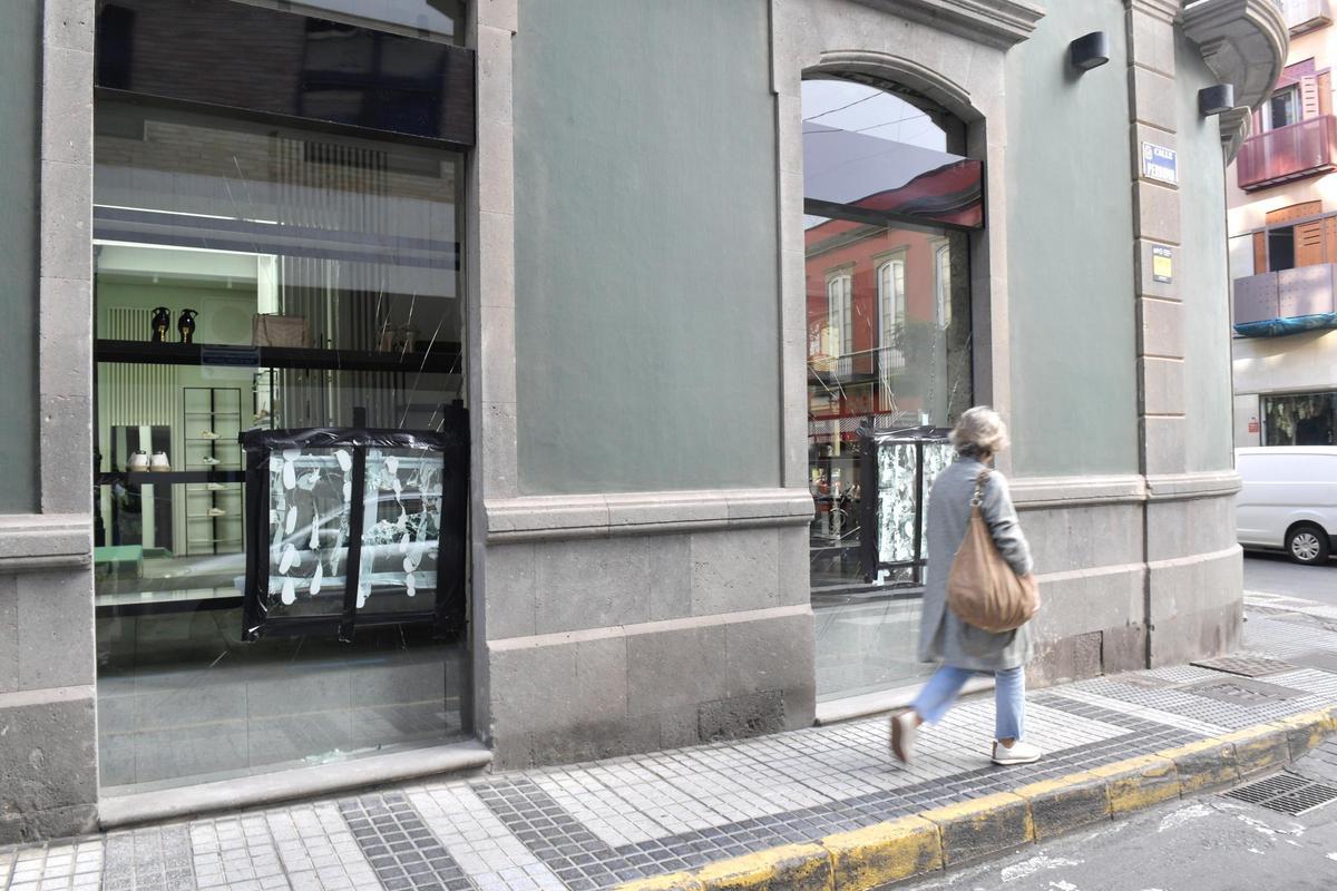 Exterior de la tienda Bounty, con los cristales reventados por el robo