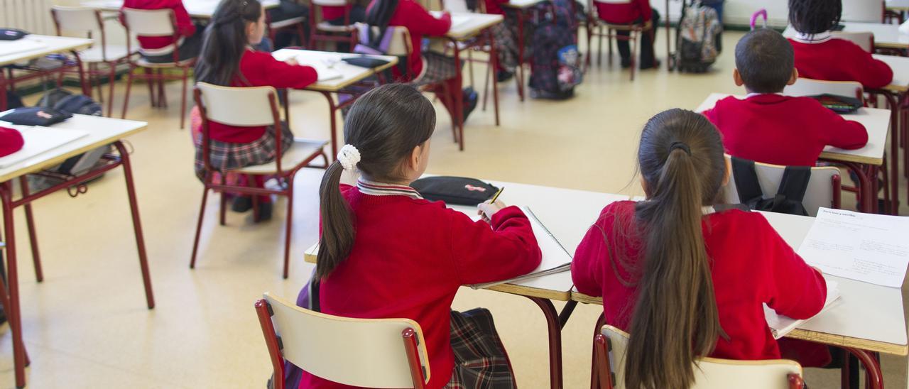 Alumnos siguiendo una clase en un colegio