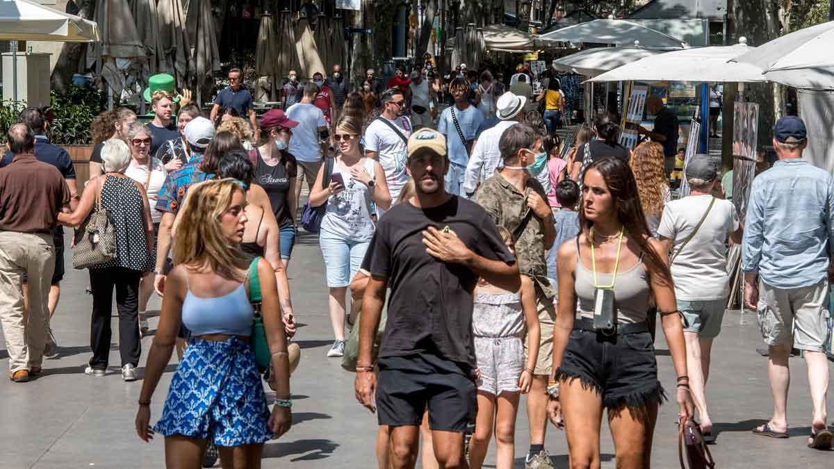 Turistas en La Rambla, a finales de agosto