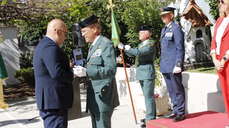El coronel jefe de la Guardia Civil entrega el reconocimiento a uno de los distinguidos en el 178 aniversario de la creación del cuerpo.