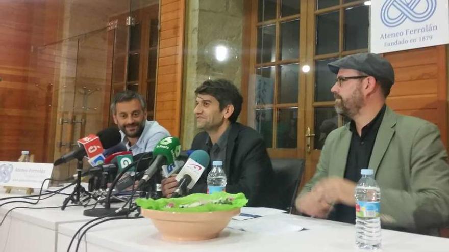 Xulio Ferreiro, por la izquierda, junto a Jorge Suárez y Martiño Noriega, ayer en Ferrol.