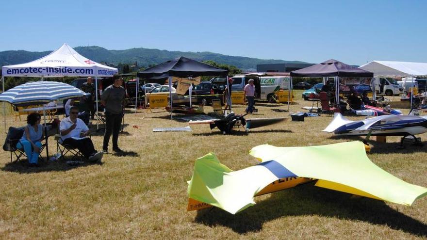 Aviones y pilotos a la espera de su turno.