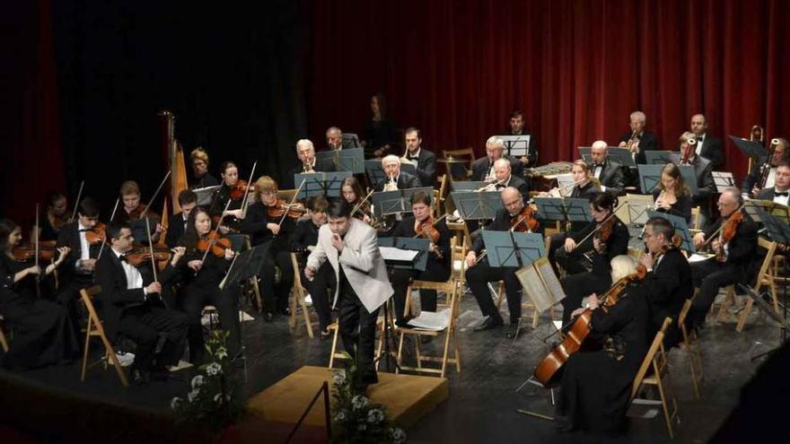 Componentes de la Orquesta Filarmónica de Moldavia, ayer en la actuación en el teatro.