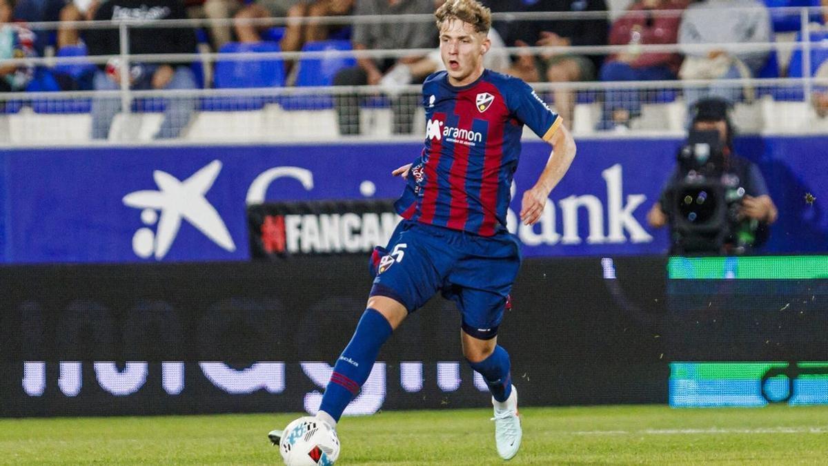 Hugo Pérez conduce el balón en un partido con la camiseta azulgrana.