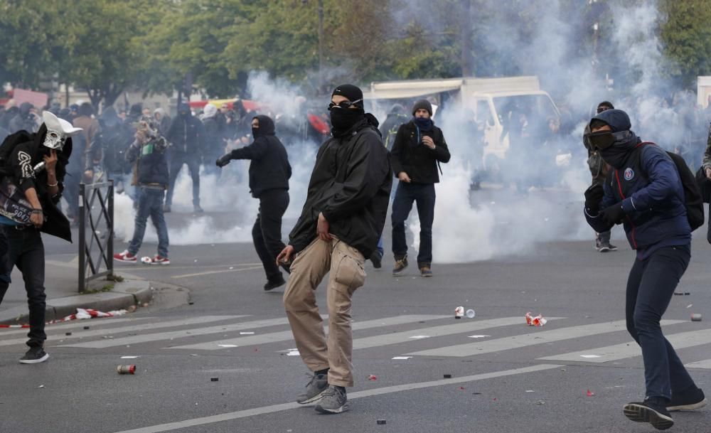 Miles de trabajadores y estudiantes volvieron a protestar en Francia contra la reforma laboral del Gobierno socialista, en una jornada que se saldó con perturbaciones en los transportes y altercados e