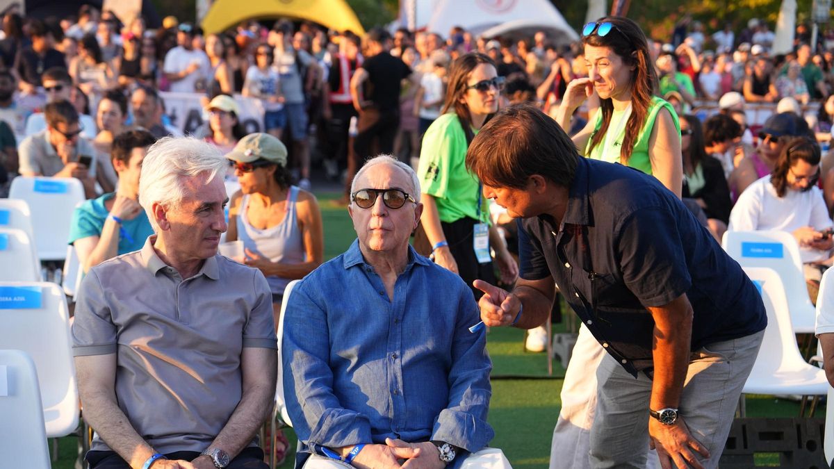 Jesús Tortosa, concejal de Deportes de Alcobendas (izq.); Alejandro Blanco, presidente del COE (centro) y Joan Bernat (der.), asisten a la semifinal femenina.