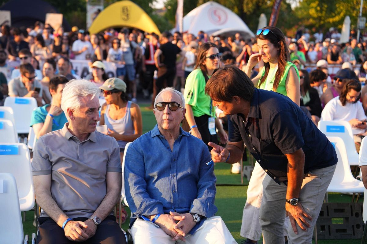 Jesús Tortosa, concejal de Deportes de Alcobendas (izq.); Alejandro Blanco, presidente del COE (centro) y Joan Bernat (der.), asisten a la semifinal femenina.