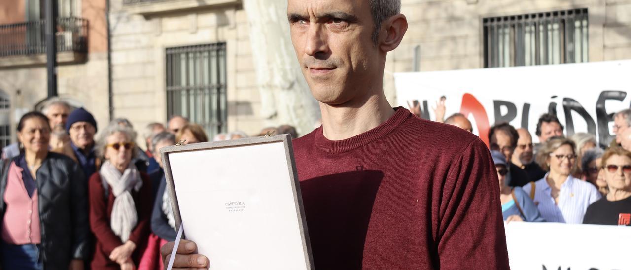 Roger Español torna al Govern la Creu de Sant Jordi