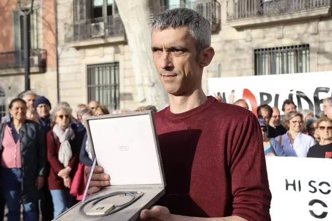 Roger Español torna al Govern la Creu de Sant Jordi