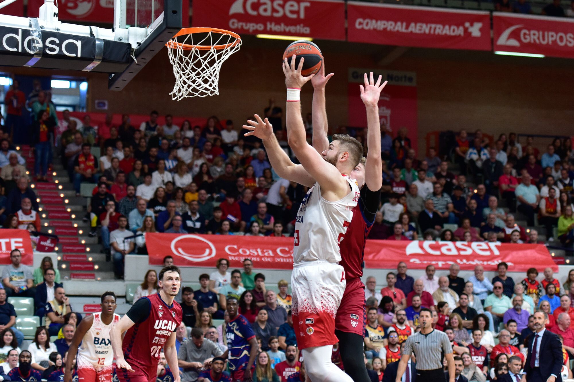 Imatges del partit de la Lliga Endesa entre l'UCAM Múrcia i el Baxi Manresa