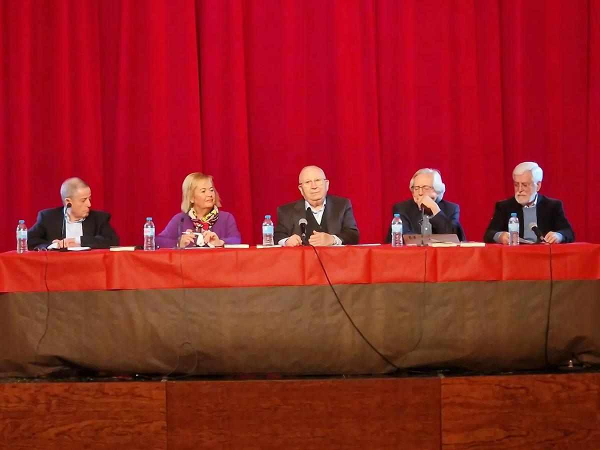 Josep Ferrís, en el centro de la imagen, durante la presentación de su libro en Torrent.