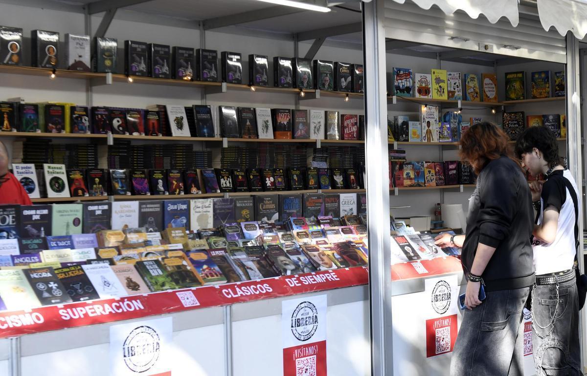 La feria del Libro de Murcia durante una de sus jornadas.