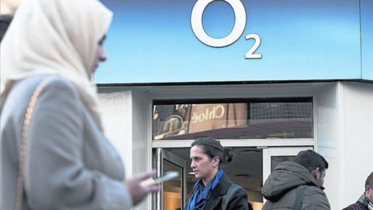 Varios ciudadanos pasan frente a una tienda de O2 en el centro de Londres, el pasado enero.