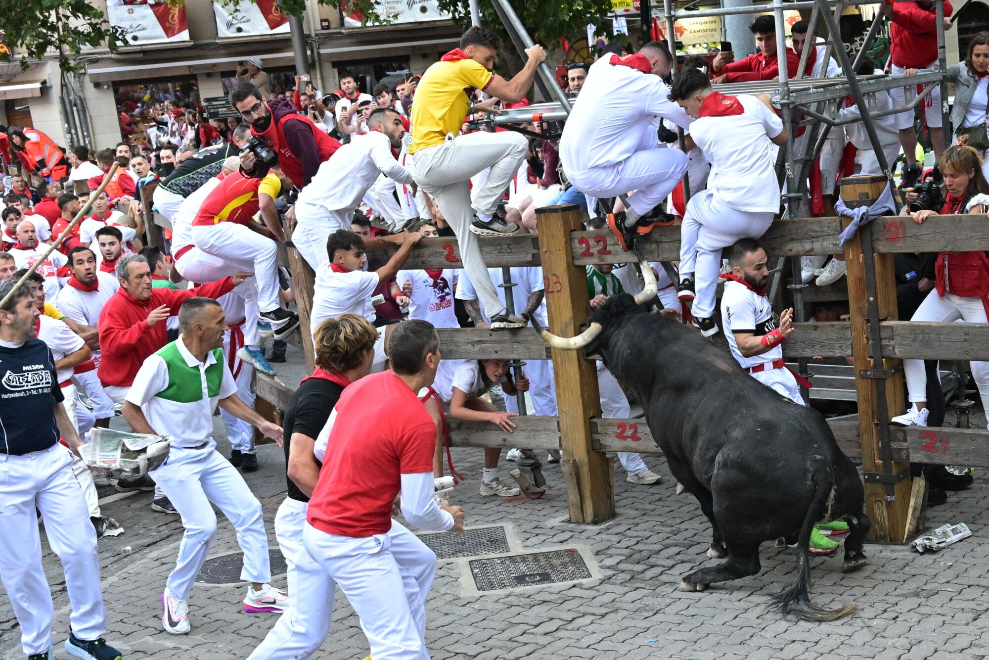 PAMPLONA, 08/07/2025.- Un toro de la ganadería Cebada Gago embiste a un grupo de mozos durante el segundo encierro de los Sanfermines este martes, en Pamplona. EFE/ Daniel Fernández