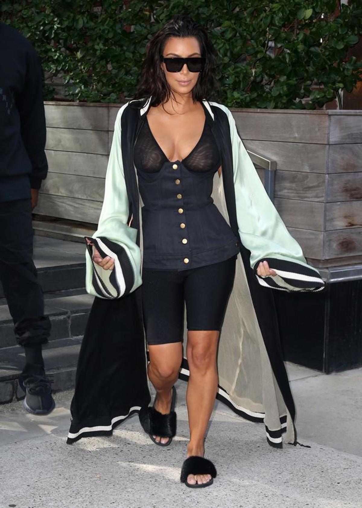 La mezcla más explosiva de Kim Kardashian: su look 'total black'