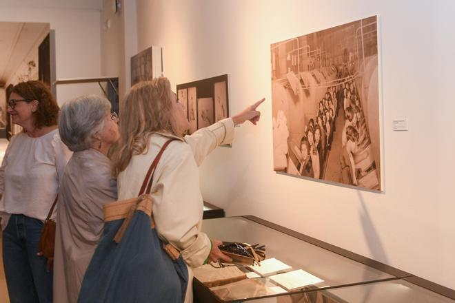 Dos personas observan una fotografía de la Escuela de Bellas Artes.