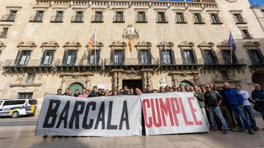 Los bomberos irrumpen en el pleno de Alicante para protestar por sus condiciones laborales
