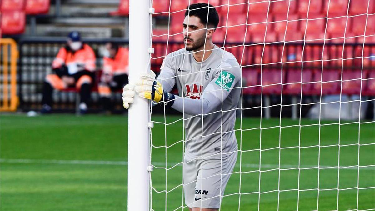 Rui Silva abraza el palo de la portería del Granada