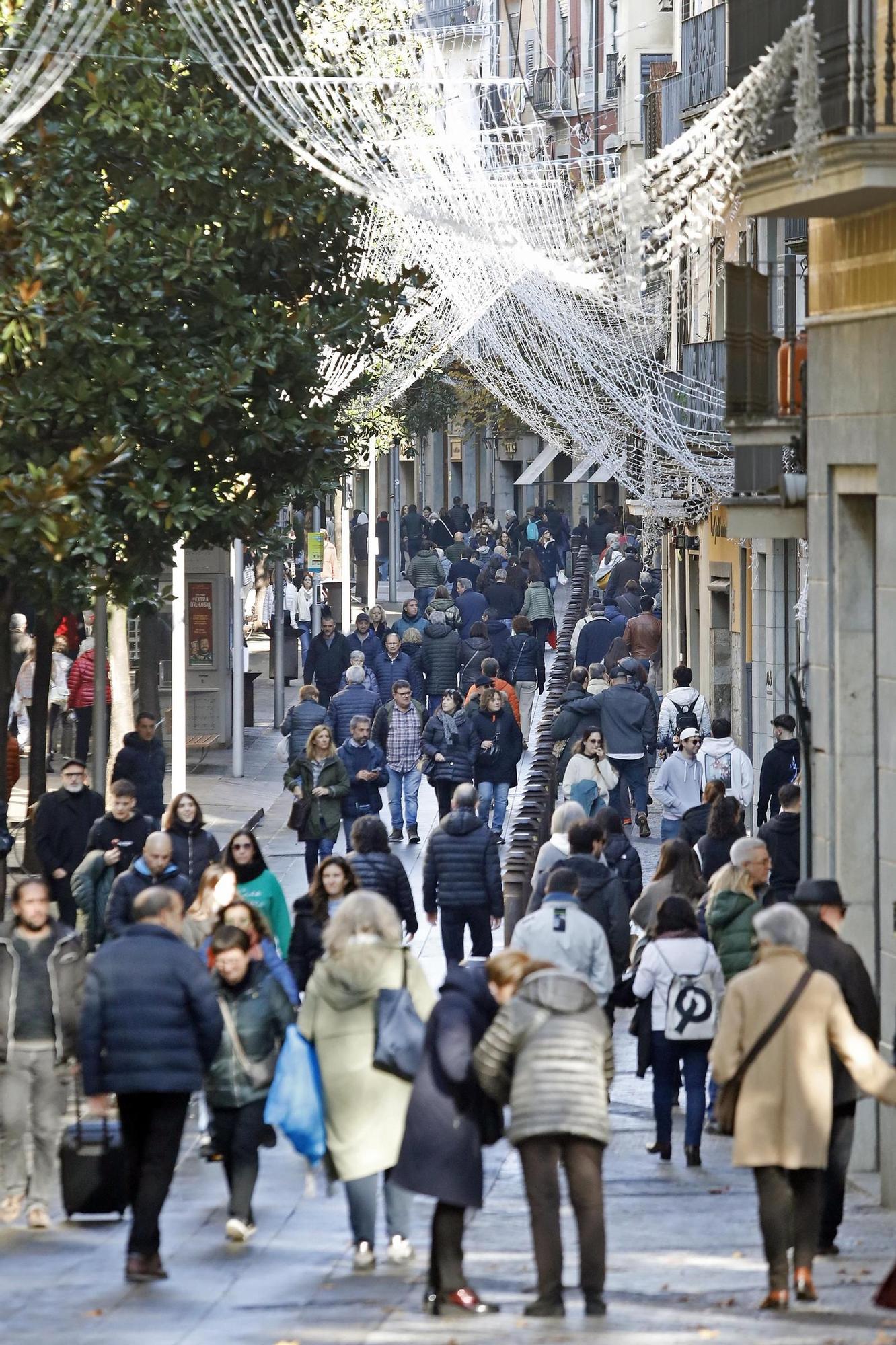 Gran afluència de gent a Girona i l'Espai Gironès pel Pont de la Puríssima