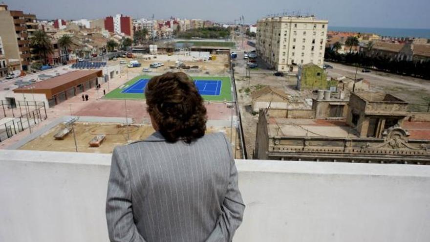 Rita Barberá contemplando la zona del Cabanyal afectada por la ampliación de Blasco Ibañez