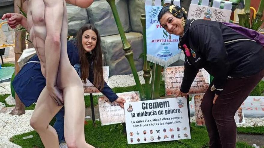 La reina fallera y la fallera mayor de l&#039;Escorredor, con el cartel que han instalado para visualizar el rechazo a la violencia de género.