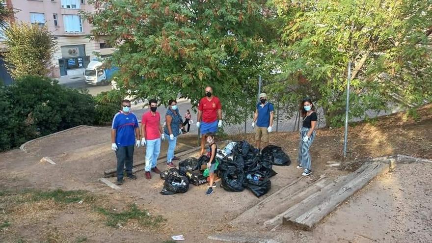 Participantes en la acción de limpieza.