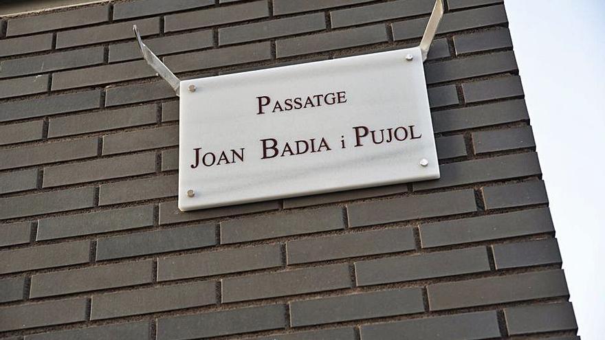 La placa del nou passatge Joan Badia i Pujol de Callús  | OSCAR BAYONA