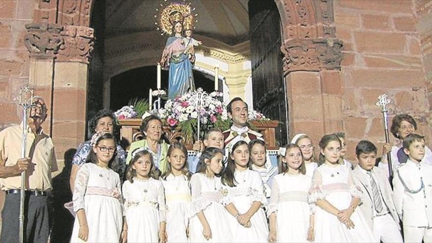 Niños de primera comunión protagonizan la procesión de la Auxiliadora en Pedro Abad