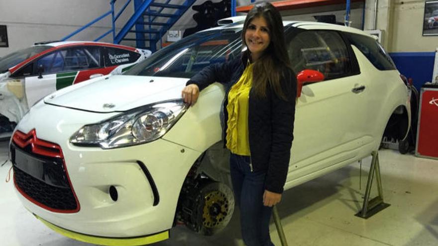 La majorera Emma Falcón posa con su Citroën DS3-R3T.