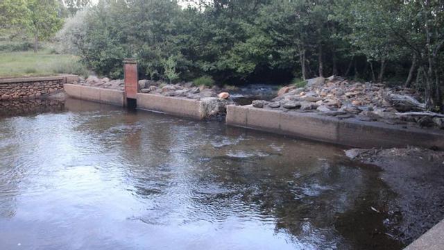 Rotura del muro de la presa en el río Negro en la zona de Rosinos de la Requejada. | Araceli Saavedra