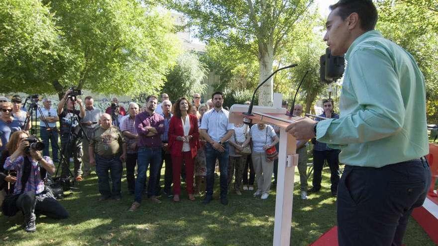 El alcalde de Benavente, Luciano Huerga, al comienzo del acto político en el parque de la Pradera.