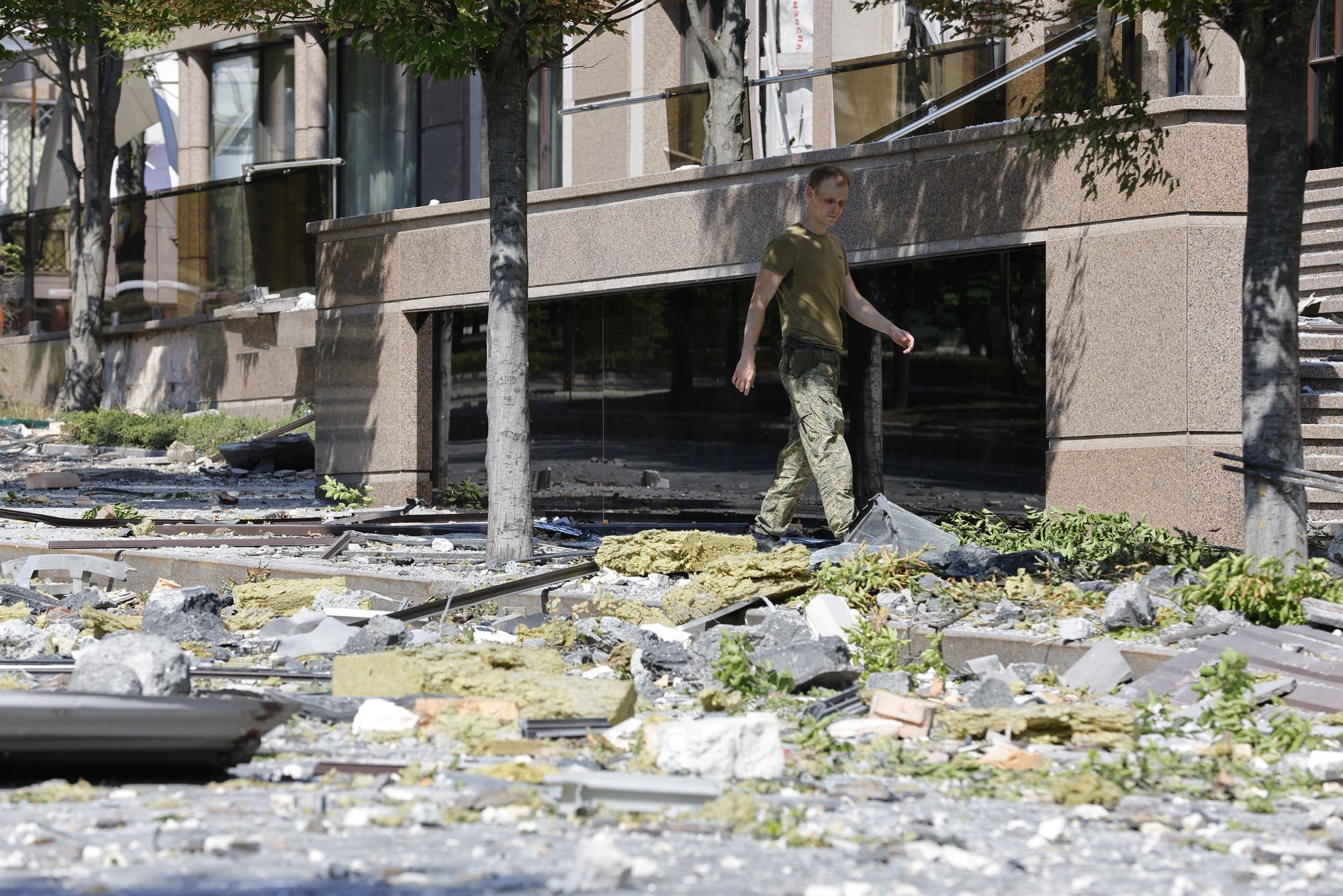 Un edificio dañado en Donetsk. Continúa la votación en los referéndums de adhesión a Rusia en el este de Ucrania.