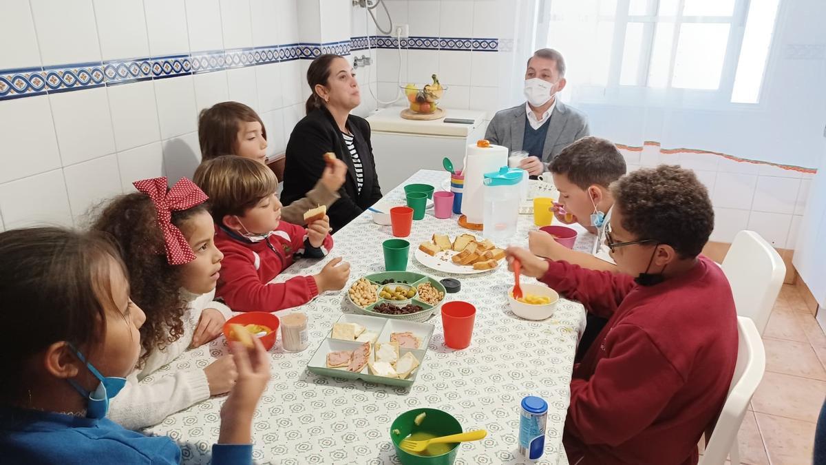 Visita del alcalde al proyecto Canguro, que atiende a una quincena de menores de familias monoparentales