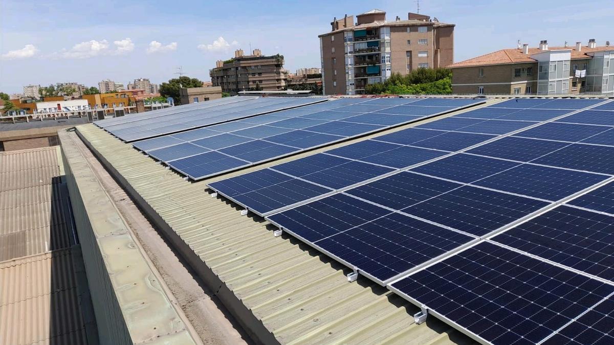 Placas fotovoltaicas en el tejado de un edificio