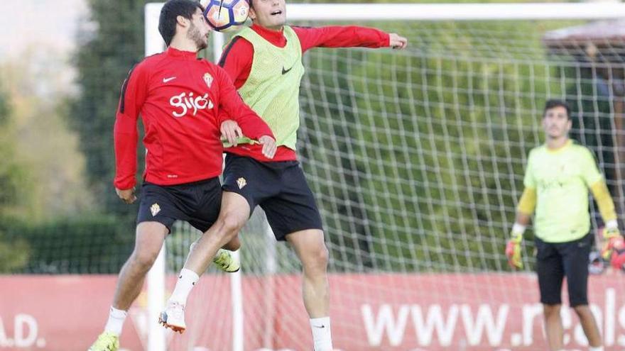 Nacho Cases disputa un balón aéreo con Isma López ante la mirada de Mariño.