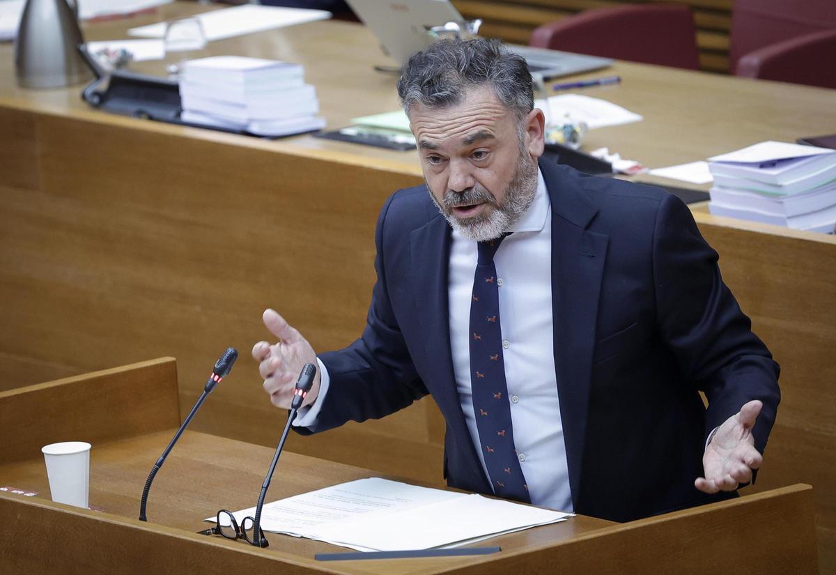 El vicepresidente segundo y conseller de Presidencia, José Luis Díez, interviene en las Corts, este jueves.