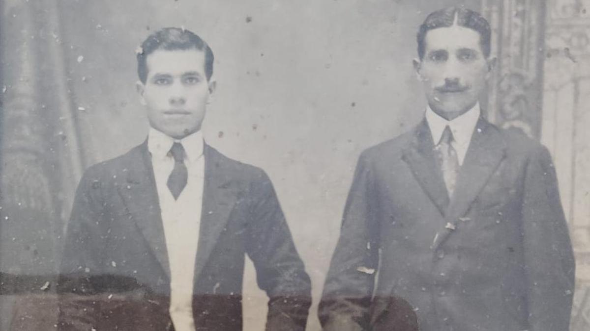 El abuelo de Ana María Otero, el cangués David García (izda.) con un hermano.