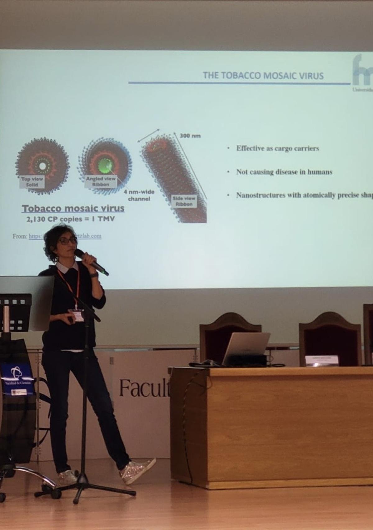 Verónica Salgueiriño, durante una charla en la que presentó el trabajo con virus.