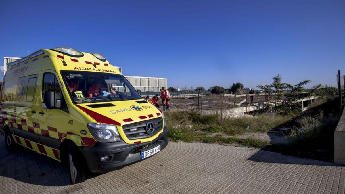 Las asistencias sanitarias exploran el cuerpo del fallecido. | B.R.