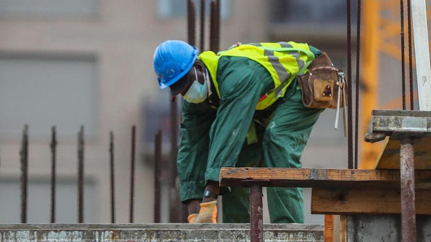 Un empleado trabaja en una construcciÃ³n.