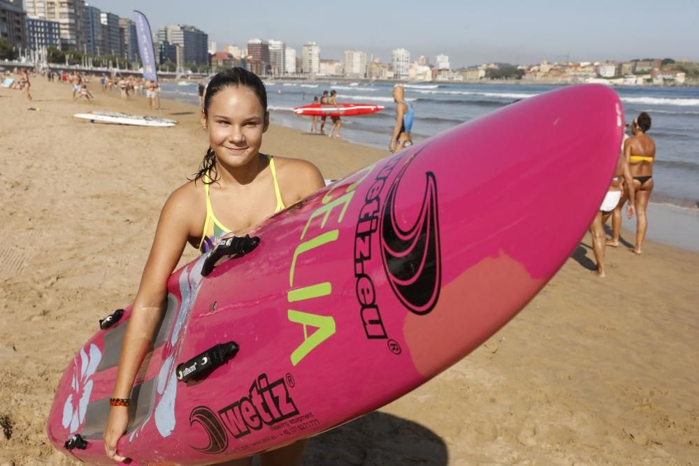 Jóvenes de salvamento en la playa