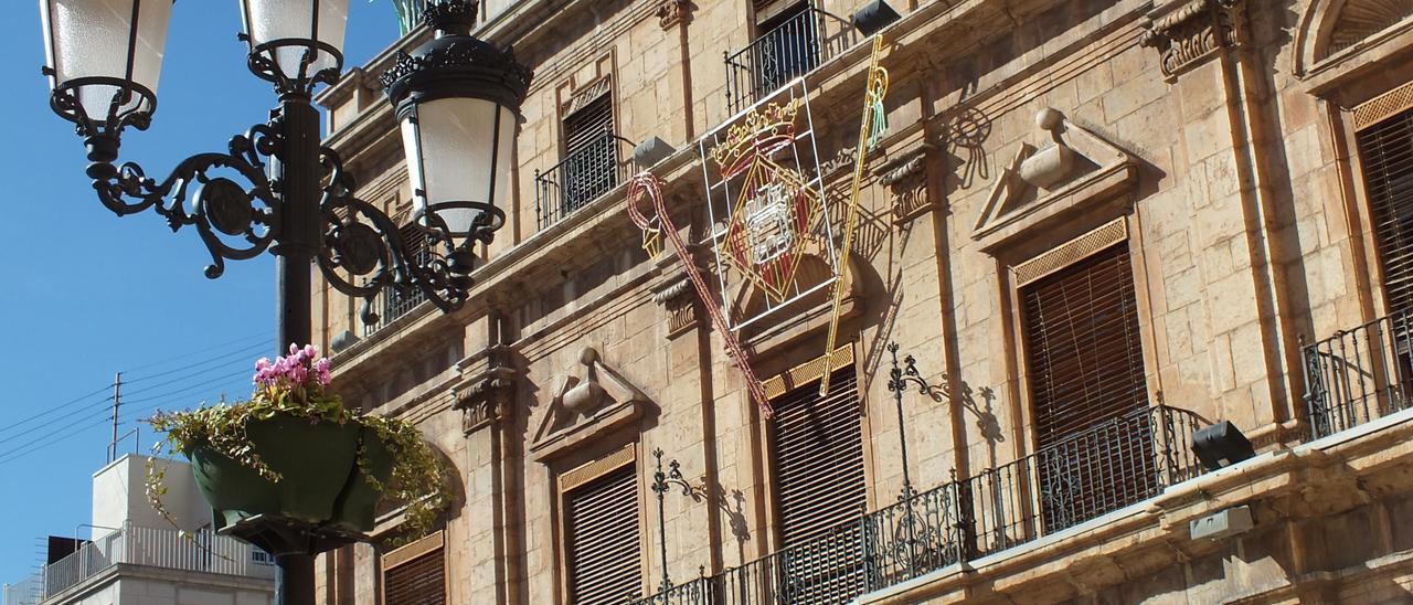 Detalle de la fachada del Ayuntamiento de Castelló.